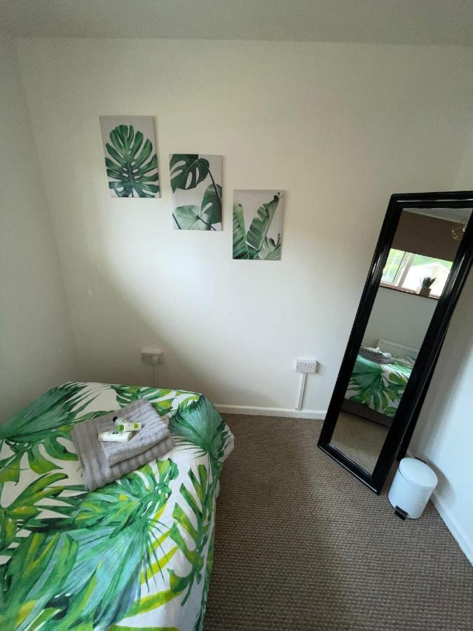 Apartamento 5Min Drive To Luton Airport, 2 Train Stations & Motorway - Free Parking - Late Check Out 11Am - Quiet & Peaceful Location With A Relaxing Garden - Only 25Min Drive To North London - Free Wifi Exterior foto
