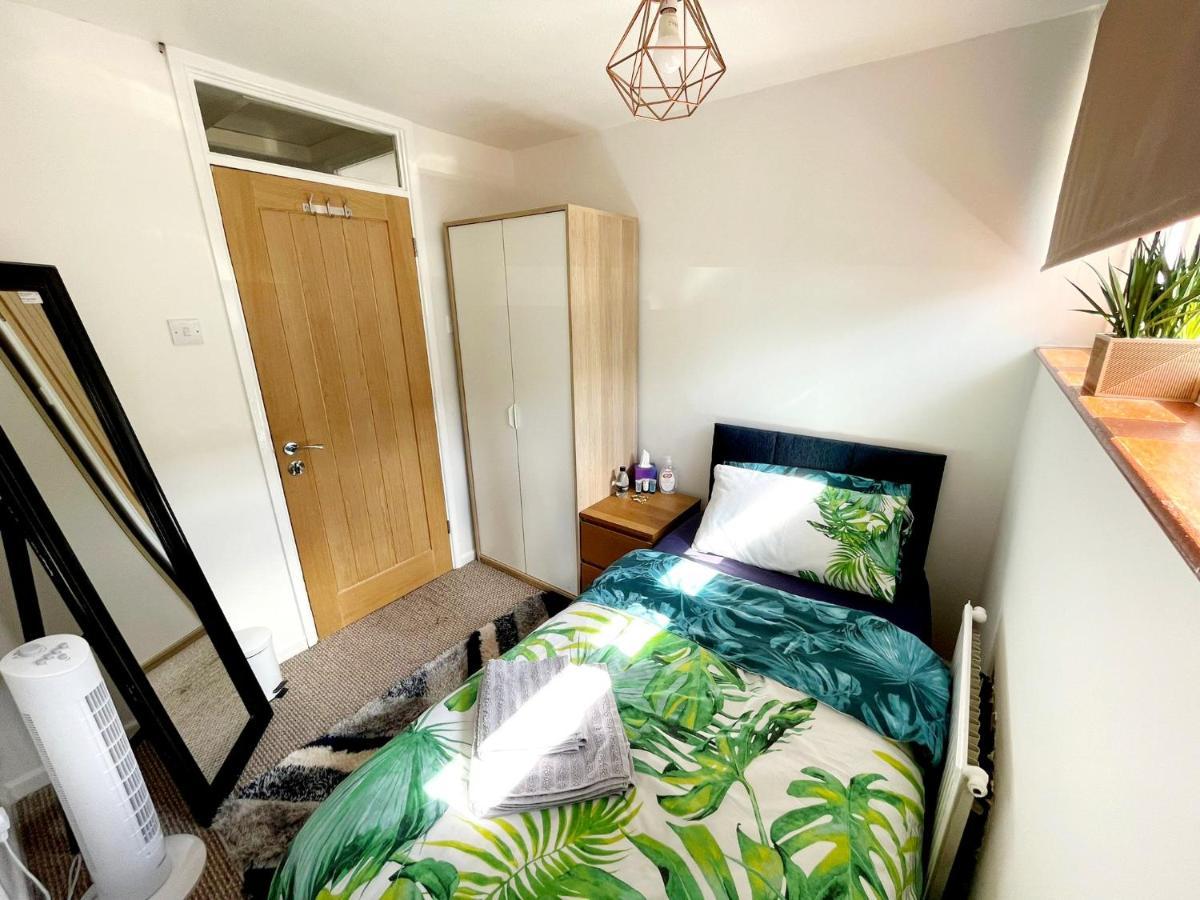 Apartamento 5Min Drive To Luton Airport, 2 Train Stations & Motorway - Free Parking - Late Check Out 11Am - Quiet & Peaceful Location With A Relaxing Garden - Only 25Min Drive To North London - Free Wifi Exterior foto