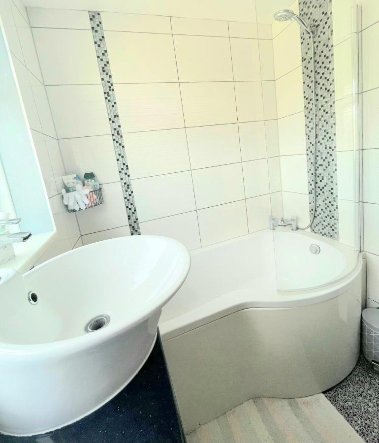 Apartamento 5Min Drive To Luton Airport, 2 Train Stations & Motorway - Free Parking - Late Check Out 11Am - Quiet & Peaceful Location With A Relaxing Garden - Only 25Min Drive To North London - Free Wifi Exterior foto